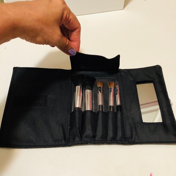 Lord & Tylor set of 5 brushes include the bag - Picture 1 of 9